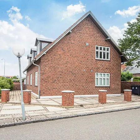 Dom wakacyjny Near Town Square *